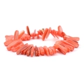 Armband met onregelmatige oranje kristallen kralen en een gouden spacer op wit - Oranjerood Schelp (BC302-5)
