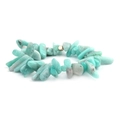 Natuurlijke armband met onregelmatige blauwgroene stenen en gouden metalen kraal - Lichtblauwgrijze Chips (BC302-15)