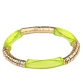Détail de perles incurvées en acrylique vert néon et segments de fils dorés du bracelet - Vert