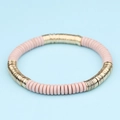Detalle de cuentas rosas mate y discos de metal dorado en una pulsera bohemia - Rosa Claro Dorado (BC403-10)