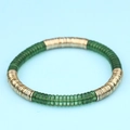 Detalle de una pulsera boho de acrílico con cuentas verdes planas y aros metálicos dorados - Verde Translúcido Dorado (BC403-22)