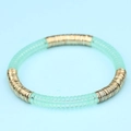 Detalle de la pulsera bohemia colorida con discos de acrílico dorados y verdes - Verde Menta Mezclado Dorado (BC403-23)