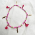 Detalle de tobillera bohemia de cuentas con hojas doradas y borlas rosa vibrante - Estilo Rosa Y Dorado (AK01-1)