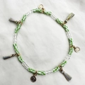 Detalle de tobillera bohemia con cuentas de colores y colgantes de monedas de oro - Estilo Moneda Rayas Verde Y Blanco (AK01-12)