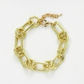 Details des goldenen Gliederkettenarmbands mit rechteckigen und gedrehten Ringelementen - Gedrehter Seilring-Stil (BC488-5)
