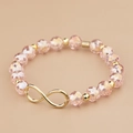 Macro-detail van het oneindigheidssymbool met roze kristallen kralen op de armband - Lichtroze (BC426-10 lt.pink)