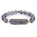 Détail d'un bracelet en perles violettes avec un pendentif en pierre druzy gris foncé - Gris-Violet (BC385-4)
