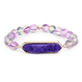 Détail du bracelet breloque en cristal druzy violet avec perles mates et touches dorées - Violet (BC385-10)