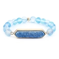 Bracelet druzy bleu avec perles bleu clair et charme hexagonal doré sur fond blanc pur - Bleu (BC385-6)