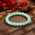 Elegantes hellgrünes Kristallperlenarmband auf Holzsockel mit roten Beeren dekoriert - Hellgrüner Stil (GBC025-3)