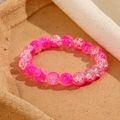 Detalle macro de una pulsera de cuentas de cristal craquelado rosa de 8mm en bandeja - Patrón Craquelado Rojo Rosa (GBC021-1)