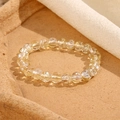 Dettaglio macro del braccialetto in vetro floreale giallo da 8 mm con trama screpolata - Crepatura Ghiaccio Giallo Chiaro (GBC021-5)
