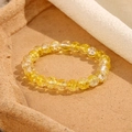 Dettaglio del bracciale con perline di vetro da 8 mm giallo e bianco con texture crackle - Giallo E Bianco Trasparente Alternati (GBC021-6)