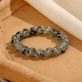 Dettaglio di perle di vetro da 8mm con tonalità grigie e trame punteggiate naturali - Pietra Crackle Nera Grigio Bianca (GBC021-31)