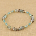 Bracciale fatto a mano con perle coniche azzurre, cristalli sfaccettati e tocchi dorati - Blu Chiaro/Brillante (BC405-7)