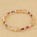 Bracciale con perline dorate, cristalli d'ambra e perle di vetro sfaccettate e iridescenti - Ambra/Rosso Scuro (BC405-9)