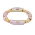 Detail van roze iriserende buiskralen en gouden spiraalvormige afstandhouders op de armband - Iriserend Lichtroze Aurora (BC406-13)