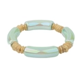 Detail van lichtgroene aurora buiskralen en gouden afstandhouders op een kralenarmband - Iriserend Aurora Lichtgroen (BC406-22)