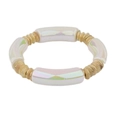 Detailopname van de iriserende buiskralen en gouden getextureerde kralen op de armband - Iriserend Parelwit Neon (BC406-23)