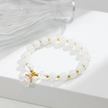 Bracciale di perle con ciondolo a forma di mughetto e distanziali dorati su base bianca - Bianco (GBC02-3)