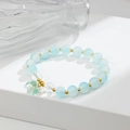 Elegante bracciale di perline azzurre con accenti dorati e ciondolo a fiore verde - Blu Chiaro (GBC02-5)
