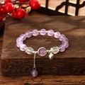 Μακροεντολή λεπτομέρεια από μωβ χάντρες ιάσπιδα με ασημένιο κουδούνι και στοιχεία - Στυλ με Ανοιχτό Μοβ Χάντρες (GBC014-2)