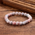 Detail van roze en blauwe kristallen glazen kralen op hout met bamboe decoratie - Roze Blauw (GBC024-3)