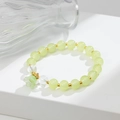 Elegante bracciale con perline di giada verde chiaro e un delicato ciondolo a fiore - Verde Chiaro (GBC02-8)