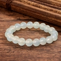 Élégant bracelet en perles de verre cristal bleu clair sur fond de bois rustique - Bleu Clair Blanc Lune (GBC024-6)