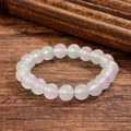 Bracelet de perles en cristal minimaliste aux tons lavande et vert sur table en bois - Violet Pâle et Vert (GBC024-7)