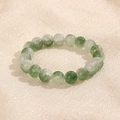 Détail macro de perles de quartz fantôme translucides de 10mm avec inclusions vertes - Fantôme Vert (GBC018-10)