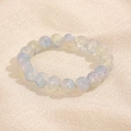 Gros plan sur les perles de 10mm à texture craquelée et dégradé bleu-jaune du bracelet - Bleu Clair Jaunâtre (GBC018-8)