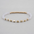 Handgefertigtes Perlenarmband mit weißen Opalperlen und goldenen Würfeln - Gold Weiß (BC324-1)