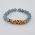 Detailansicht des blauen Naturstein-Perlenarmbands mit strukturierten Goldmetallringen - Himmelblau (BC468-3)