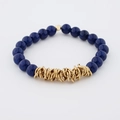 Nahaufnahme eines Perlenarmbands aus blauem Edelstein mit goldenen Spiralringen - Dunkelblau (BC468-4)