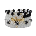 Detail eines mehrlagigen Perlenarmband-Sets mit Leopardenmuster und goldenem Anhänger - Schwarz-Weiß Stil (BCSET339-5)
