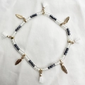 Tobillera bohemia con cuentas blancas, colgantes de hojas doradas y borlas blancas - Estilo Pluma Blanca (AK01-3)