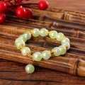 Blassgrünes Perlenarmband im Jadestil mit goldenen Blumenzwischenstücken und Anhänger - Hellgrün (GBC07-7)