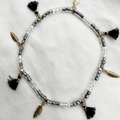 Tobillera bohemia de cuentas con dijes de plumas doradas y borlas negras elegantes - Estilo Pluma Negro Y Plata (AK01-4)