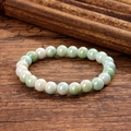 Bracelet de perles rondes vert pâle et blanc sur fond en bois sombre vintage - Vert Clair Blanc (GBC024-5)