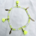 Tobillera bohemia de cuentas con borlas amarillo neón y colgantes de plumas doradas - Estilo Pluma Amarillo Neón (AK01-5)