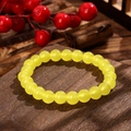 Gelbes Kristallperlenarmband auf einem rustikalen dunklen Holzsockel präsentiert - Gelber Stil (GBC025-1)