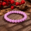 Lavendelfarbenes Kristall-Perlenarmband auf dunklem Holzsockel mit Beeren-Deko - Violetter Stil (GBC025-2)