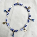 Tobillera bohemia con cuentas de colores, colgantes de monedas doradas y borlas azules - Estilo Moneda Rayas Azul Y Blanco (AK01-14)