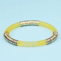 Pulsera bohemia con cuentas acrílicas amarillas y discos de metal dorado alternos - Amarillo Translúcido Dorado (BC403-20)