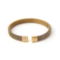 Poliertes goldfarbenes Edelstahl C-Form Mesh Armband mit eleganten quadratischen Endkappen - Gold