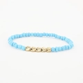Gros plan de perles bleu clair avec cinq accents dorés irréguliers sur un bracelet minimal - Bleu Clair (BC493-9)