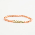 Vue détaillée des perles rose corail faites main et des accents dorés sur le bracelet - Rose Corail (BC493-13)