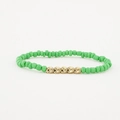 Détail de perles vertes mates et de cinq boules dorées polies sur le bracelet élastique - Vert Herbe (BC493-10)