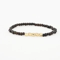 Gros plan détaillé du bracelet perlé fait main avec perles sombres et accents métalliques dorés - Bois Naturel (BC493-15)